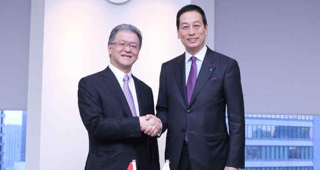 Masahiko Uotani, President and CEO of Shiseido (right) shakes hands with Franky O. Widjaja, Vice Chairman of Sinar Mas upon establishment of new joint venture company.