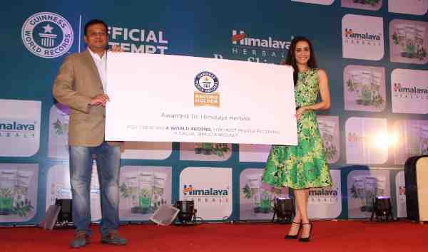 Rajesh Krishnamurthy, Business Head - Consumer Products Division, The Himalaya Drug Company and Shraddha Kapoor with the Guinness World Record certificate