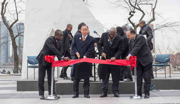 Secretary-General Ban Ki-moon (centre left) and Sam Kutesa (centre right), President of the General Assembly, cut the ribbon at the unveiling ceremony of “The Ark of Return,” the Permanent Memorial to honour the Victims of Slavery and the Transatlantic Slave Trade. UN Photo/Eskinder Debebe