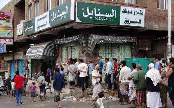 Due to a lack of fuel, electricity and wheat, few bakeries are operating in Taiz, Yemen, forcing residents to stand in long lines for bread. Photo: UNDP Yemen