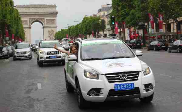 The motorcade passed through the Triumphal Arch