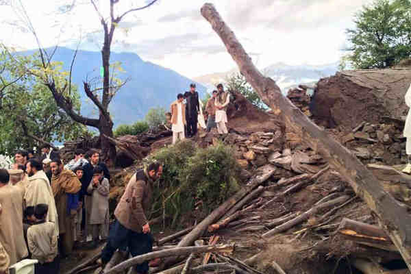 Residents view devastation caused by the earthquake in Shangla District, in the Khyber-Pakhtunkhwa province of Pakistan on 26 October 2015. Photo: UNICEF Pakistan