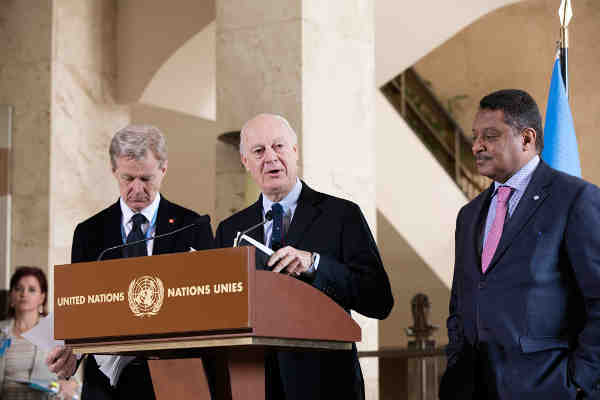 Special Envoy for Syria Staffan de Mistura (centre), flanked by his Special Advisor, Jan Egeland (left) and Yacoub El Hillo, the UN Humanitarian Coordinator in Syria briefing the press in Geneva. UN Photo / Anne-Laure Lechat