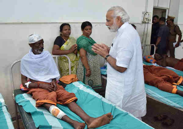 Narendra Modi visits Kollam Distt. Hospital to meet the victims of fire accident, in Kerala on April 10, 2016
