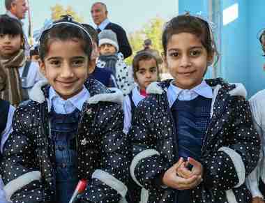Aysha and Malak, both 6, whose families fled violence in Mosul, at UNICEF-supported Al-Harith Primary School in Kirkuk Governorate, Iraq, November 2015