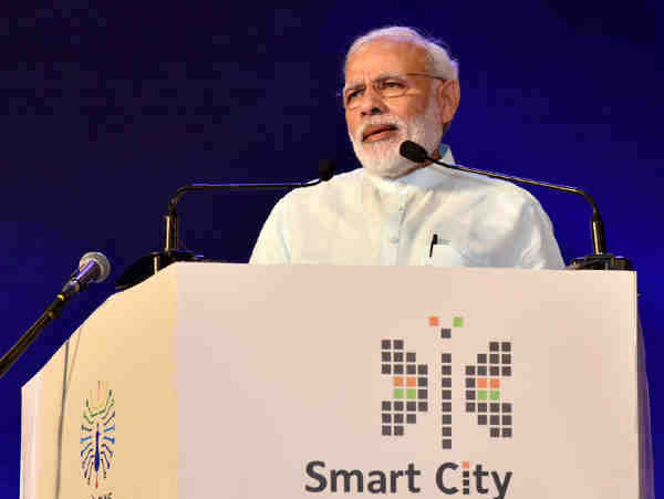 Narendra Modi delivering his address at the launch of the projects, SMART CITIES MISSION, in Pune on June 25, 2016
