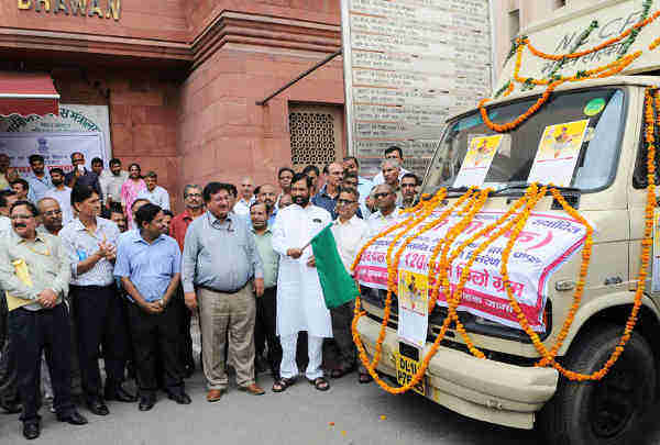 Ram Vilas Paswan flagging off the mobile vans for selling pulses at reasonable prices in Delhi, in New Delhi on June 15, 2016