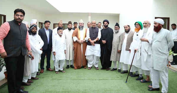 A delegation of Imams led by the Chief All India Imams Organisation, Dr. Imam Umer Ahmed Ilyasi calling on the Union Home Minister, Rajnath Singh, in New Delhi on July 12, 2016
