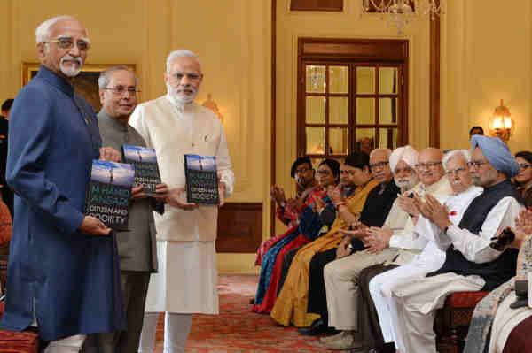 The President, Shri Pranab Mukherjee releasing the book ‘Citizen and Society’, authored by the Vice President, Shri M. Hamid Ansari, at Rashtrapati Bhavan, in New Delhi on September 23, 2016. The Prime Minister, Shri Narendra Modi, the former Prime Minister, Dr. Manmohan Singh and other dignitaries are also seen.