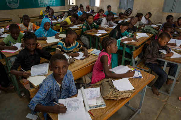 Children attend classes at a school in Gao, Mali. UN Photo/Marco Dormino