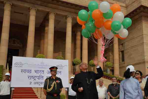 President of India, Pranab Mukherjee, released balloons on October 2 to celebrate Swachh Bharat Abhiyan