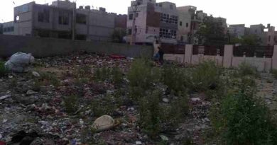 Houses in India are mostly surrounded by stinking waste. Photo: Rakesh Raman