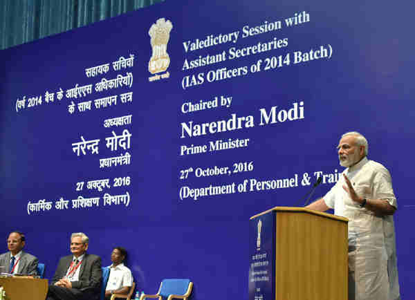 Narendra Modi interacting with IAS officers of the 2014 batch during their Valedictory Session as Assistant Secretaries, in New Delhi on October 27, 2016