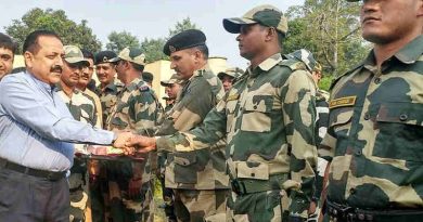 Indian minister Jitendra Singh with the security personnel posted on International Border, in Kathua-Samba belt of Jammu and Kashmir on October 29, 2016