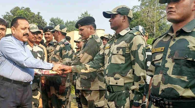 Indian minister Jitendra Singh with the security personnel posted on International Border, in Kathua-Samba belt of Jammu and Kashmir on October 29, 2016