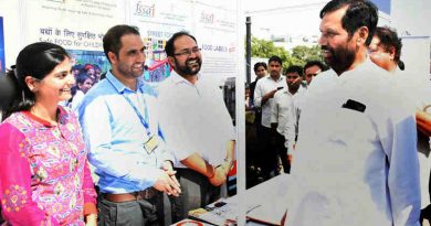 The Union Minister for Consumer Affairs, Food and Public Distribution, Shri Ram Vilas Paswan visiting the Consumer Mela 2016, in New Delhi on October 20, 2016