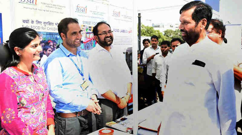 The Union Minister for Consumer Affairs, Food and Public Distribution, Shri Ram Vilas Paswan visiting the Consumer Mela 2016, in New Delhi on October 20, 2016
