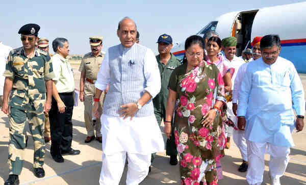 Rajnath Singh being received by the Chief Minister of Rajasthan, Smt. Vasundhara Raje Scindia, in Jaisalmer on October 07, 2016