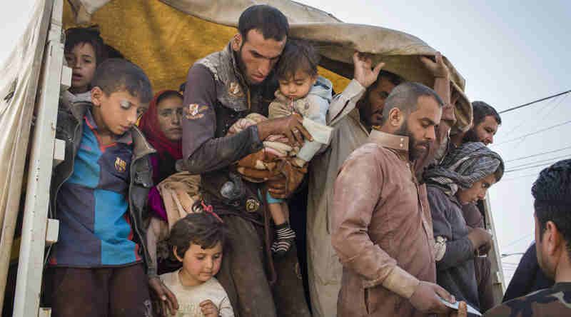 Internally displaced persons flee to Debaga camp in Erbil Governorate, northern Iraq, as Mosul assault begins. Photo: UNHCR/Ivor Prickett