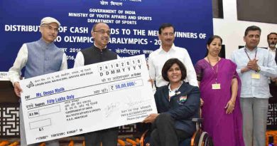 Vijay Goel distributing the cash Award to Ms. Deepa Malik, the medal winner of Rio Olympics / Paralympics 2016, at a function, in New Delhi on October 24, 2016