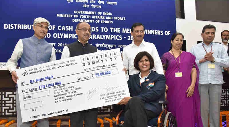 Vijay Goel distributing the cash Award to Ms. Deepa Malik, the medal winner of Rio Olympics / Paralympics 2016, at a function, in New Delhi on October 24, 2016