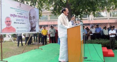 M. Venkaiah Naidu administering the Rashtriya Ekta Diwas pledge to the employees, on the occasion of Sardar Vallabhbhai Patel’s birth anniversary, at Nirman Bhawan, in New Delhi on October 31, 2016