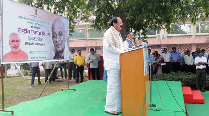 M. Venkaiah Naidu administering the Rashtriya Ekta Diwas pledge to the employees, on the occasion of Sardar Vallabhbhai Patel’s birth anniversary, at Nirman Bhawan, in New Delhi on October 31, 2016