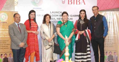 The Union Minister for Textiles, Smt. Smriti Irani at the launch of collaboration between India Handloom Brand and BIBA Apparels Private Limited, for promotion of India Handloom Brand garments at BIBA stores, at the BIBA store at Lajpat Nagar, in New Delhi on November 07, 2016.