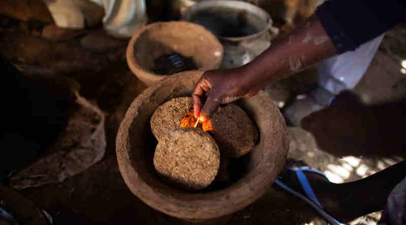 A woman fires a fuel-efficient stove made in the Rwanda camp for internally displaced people (IDPs), near Tawila, North Darfur. UN Photo / Albert González Farran