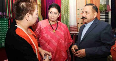 Smriti Irani and Jitendra Singh visiting the Purbashree Stall at Dilli Haat, INA, in New Delhi on November 28, 2016