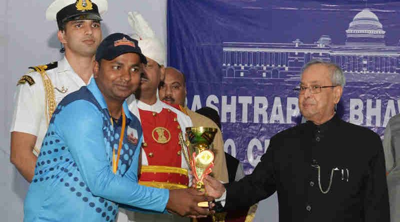 Pranab Mukherjee presented the prizes to the participants of the Rashtrapati Bhavan League T-20 Cricket Tournament - 2016 at President’s Estate, in New Delhi on November 13, 2016