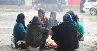 Children and their parents gather around a fire to keep warm in the yard of a large warehouse in Jibreen, now used as a shelter for thousands of families who fled violence in eastern Aleppo. Photo: UNICEF / UN043357 / Al-Issa