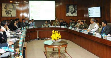 Officers of the NITI Aayog making a presentation on ‘Digital Payments’ in New Delhi on December 02, 2016