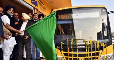 Sukhbir Singh Badal flagging off the first Metro bus in Amritsar