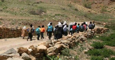 Bamiyan, Afghanistan: children make a long journey to continue their education. Photo: UNICEF / Abdul Aziz Froutan