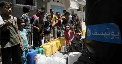 On 23 August 2014 children queue to fill jerrycans and other containers with water, at a filling station in Nuseirat, in the central Gaza Strip. Photo: UNICEF