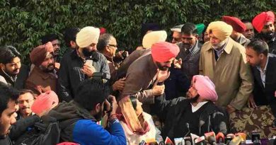 Congress leaders Navjot Singh Sidhu and Amarinder Singh. Photo: Congress (file photo)