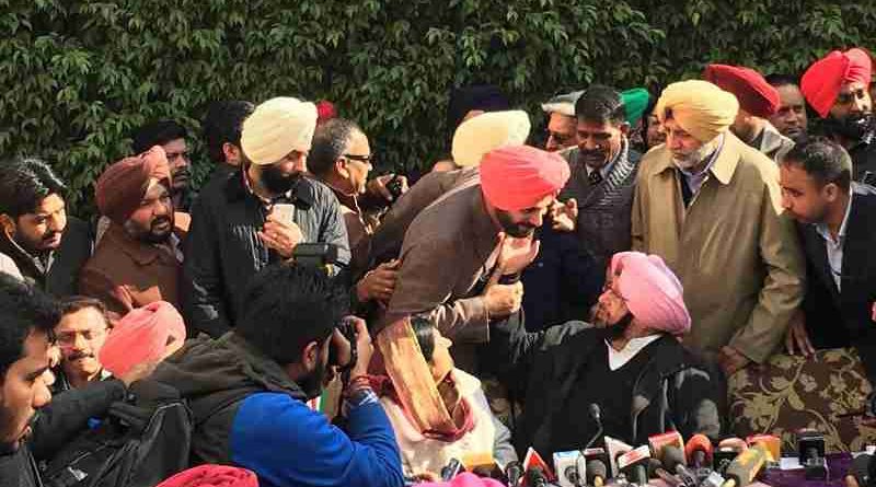 Congress leaders Navjot Singh Sidhu and Amarinder Singh. Photo: Congress (file photo)