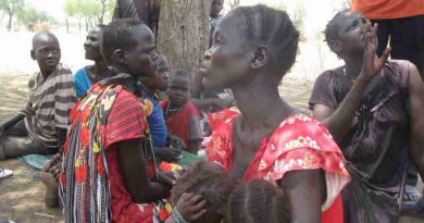 Displaced women and children under a hot sun in South Sudan. Photo: UN
