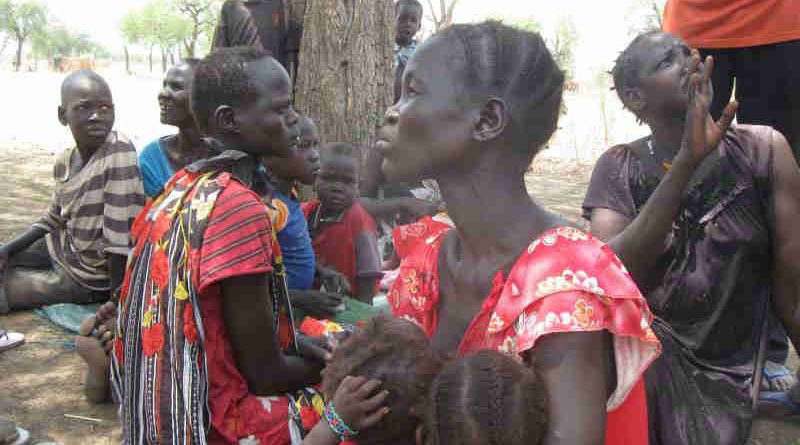 Displaced women and children under a hot sun in South Sudan. Photo: UN