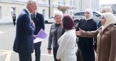 United Nations Special Envoy for Syria Staffan de Mistura welcomes a delegation of Syrian women during the Intra-Syrian talks, Geneva. 23 February 2017. UN Photo/Violaine Martin