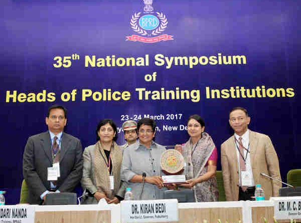 The Lt. Governor of Puducherry, Dr. Kiran Bedi being presented a memento at the inauguration of the 35th National Symposium of Heads of Police Training Institutions, in New Delhi on March 23, 2017