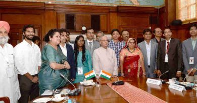 Pranab Mukherjee with the Innovation Scholars, Writers and Artists who are part of In-Residence Programme, at Rashtrapati Bhavan, in New Delhi on March 15, 2017