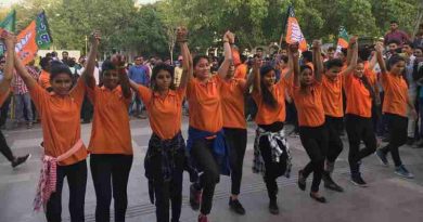 Delhi BJP organized a flash mob show on April 20 to attract voters for the MCD Election on April 23, 2017.