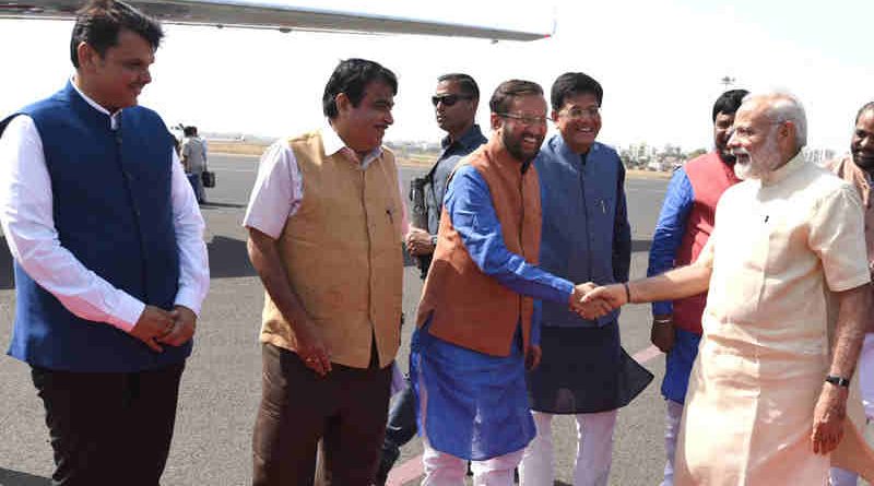 Narendra Modi being seen off on his departure from Nagpur, Maharashtra on April 14, 2017