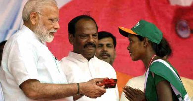 Narendra Modi distributing the smart mobile phones to women entrepreneurs of Sakhi Mandal (SHGs), at a function, at Sahibganj, Jharkhand on April 06, 2017