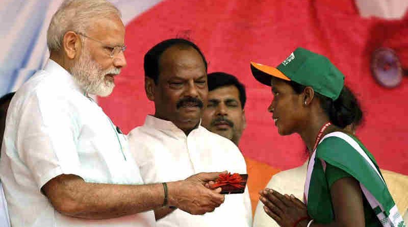 Narendra Modi distributing the smart mobile phones to women entrepreneurs of Sakhi Mandal (SHGs), at a function, at Sahibganj, Jharkhand on April 06, 2017