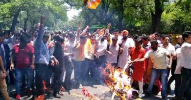 Delhi BJP workers burned effigies of Congress leaders Sonia Gandhi and her son Rahul Gandhi.