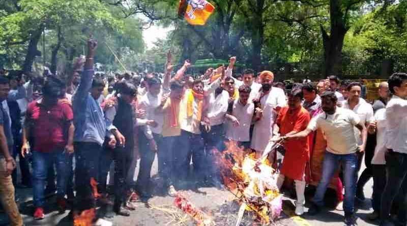 Delhi BJP workers burned effigies of Congress leaders Sonia Gandhi and her son Rahul Gandhi.