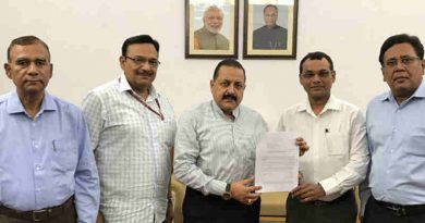 Dr. Jitendra Singh receiving a memorandum from a delegation of DANICS officers, in New Delhi on May 22, 2017.